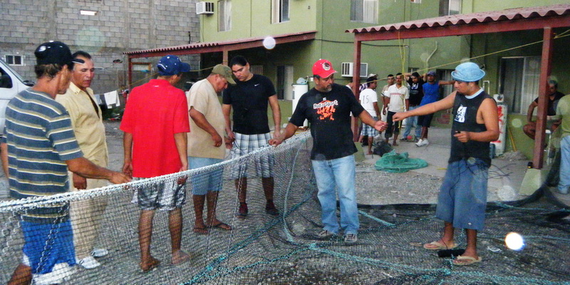 Fishermen tending their net (© WWF-Mexico)